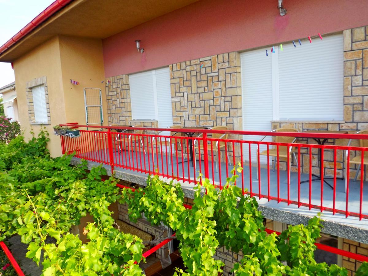 Apartments Maricic 200 Meters From The Beach نوفي فينودولسكي المظهر الخارجي الصورة